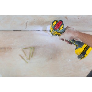 Stanley FatMax Akku-Schlagschrauber im Einsatz beim Schrauben in eine Wand.