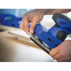 LUX Schleifstreifen K60 im Einsatz am Schwingschleifer zum Holz schleifen.