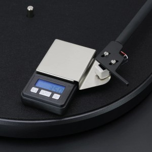 Dynavox TW-2 Tonarmwaage zur präzisen Einstellung des Nadeldrucks auf einem Plattenspieler.