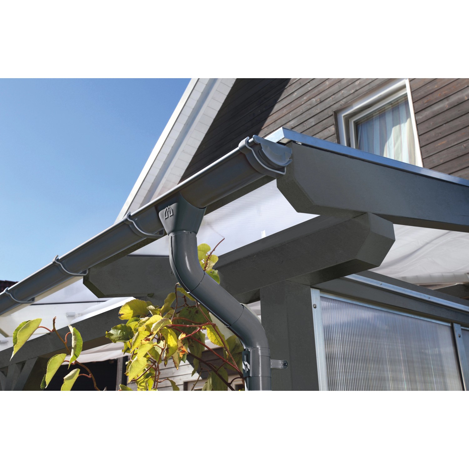 Anthrazitfarbenes Regenrinnen-Set aus Stahl für Carports, bestehend aus Rinne und Fallrohr.