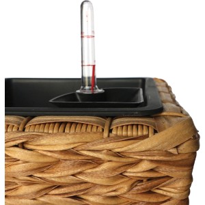 Detailaufnahme Pflanzgefäß Natur mit Wasserstandsanzeige, Polyrattan, quadratisch.