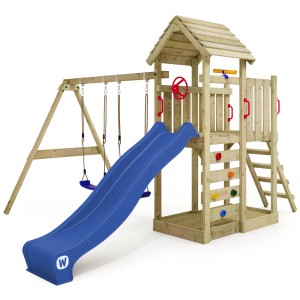Wickey MultiFlyer Spielturm mit blauer Rutsche, Schaukel und Kletterwand aus Holz.