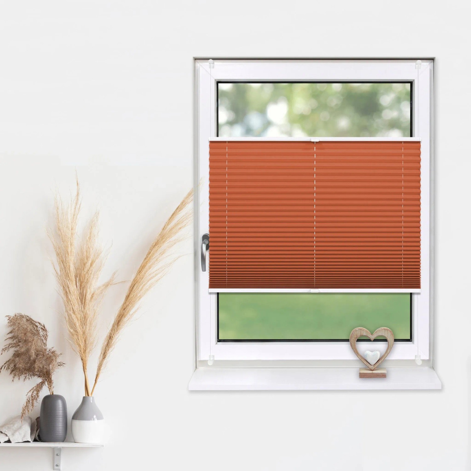 Orangefarbenes Plissee 90x210 cm am Fenster, blickdicht und ohne Bohren montiert.