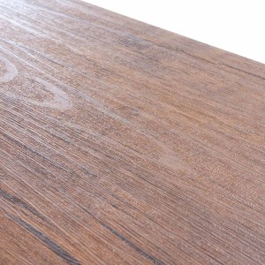 Detailaufnahme: Holzstruktur der MCW Wandgarderobe A27 mit 5 Haken.