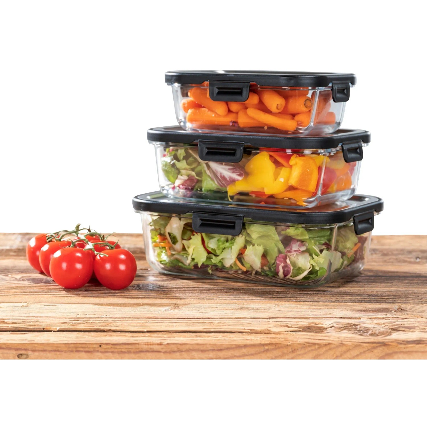Wenko Glas Frischhaltedosen Steel Black Outdoor Kitchen, 1 l, gestapelt mit Gemüse und Tomaten.