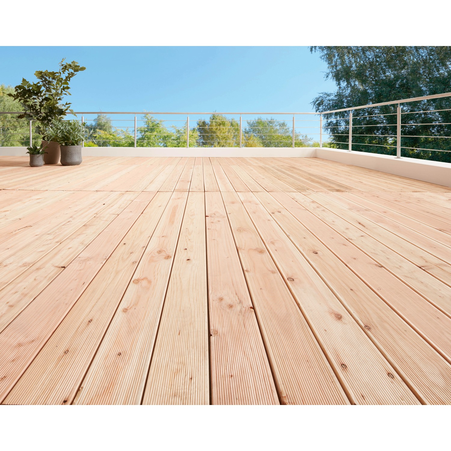 Terrasse mit Douglasie Terrassendielen (2,8x14,5x300cm) und Geländer. Holzterrasse mit Pflanzen.