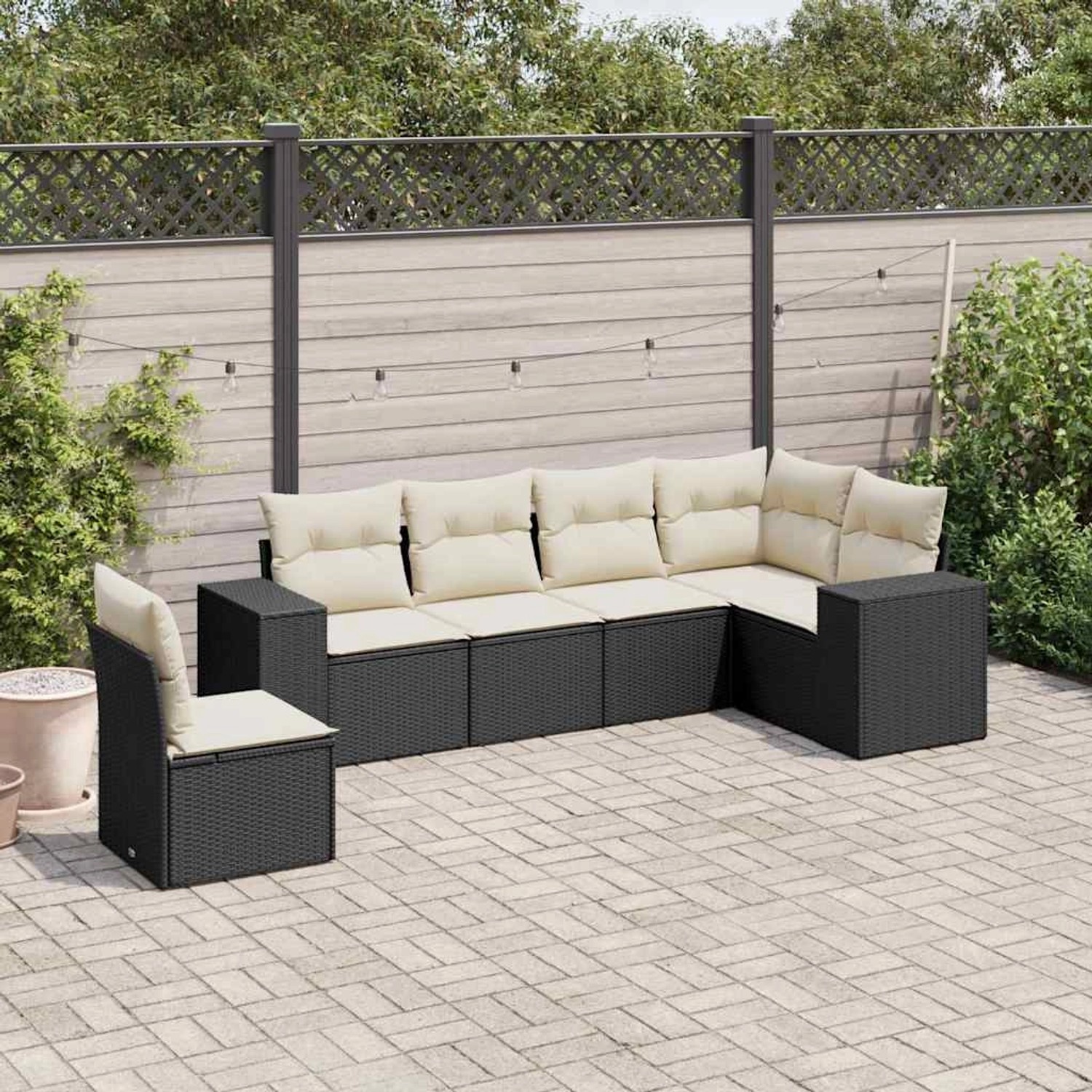 Schwarze 6-tlg. vidaXL Garten-Sofagarnitur aus Poly Rattan mit cremefarbenen Kissen.