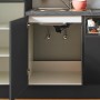 Detailansicht der grafitfarbenen pino Küchenzeile (250 cm) mit geöffnetem Spülenschrank und Regalfach.
