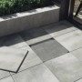 Cersanit Terrassenplatten Feinsteinzeug Beton Lichtgrau, 59,3x59,3 cm, verlegt auf Terrasse.