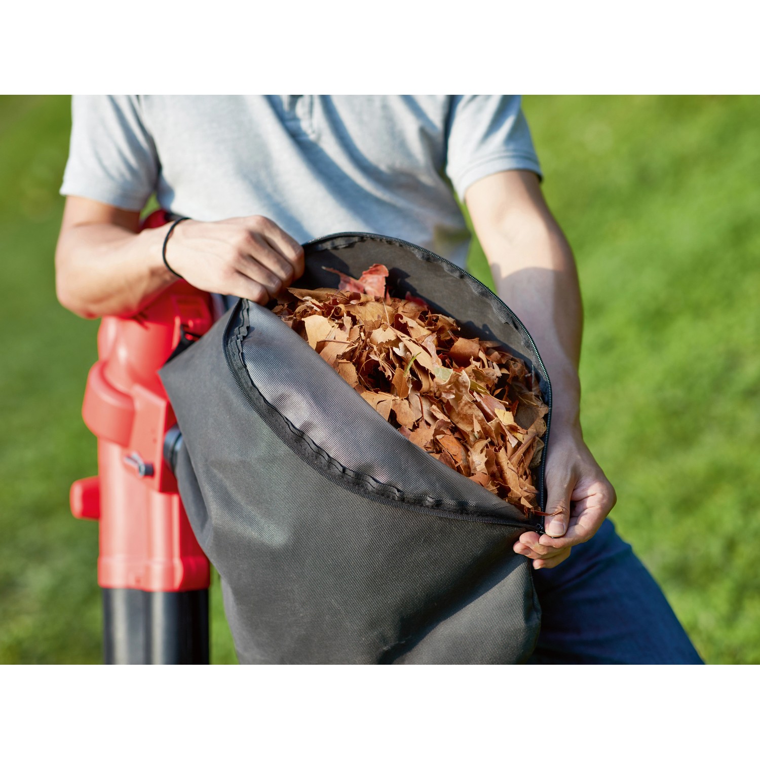 CMI Elektro-Laubsauger C-ELS-2500 mit vollem Fangsack im Einsatz.