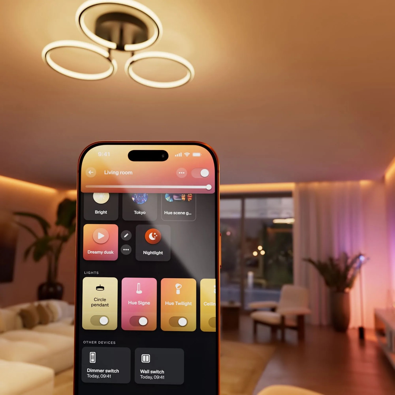 Philips Hue App auf Smartphone steuert dimmbare Leuchten im Wohnzimmer. Smart Home Steuerung für Wandschaltermodul.