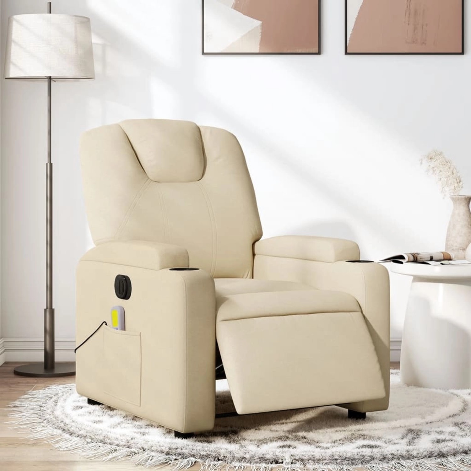 Elektrischer Massagesessel in Creme mit Getränkehaltern und Vibrationsfunktion.