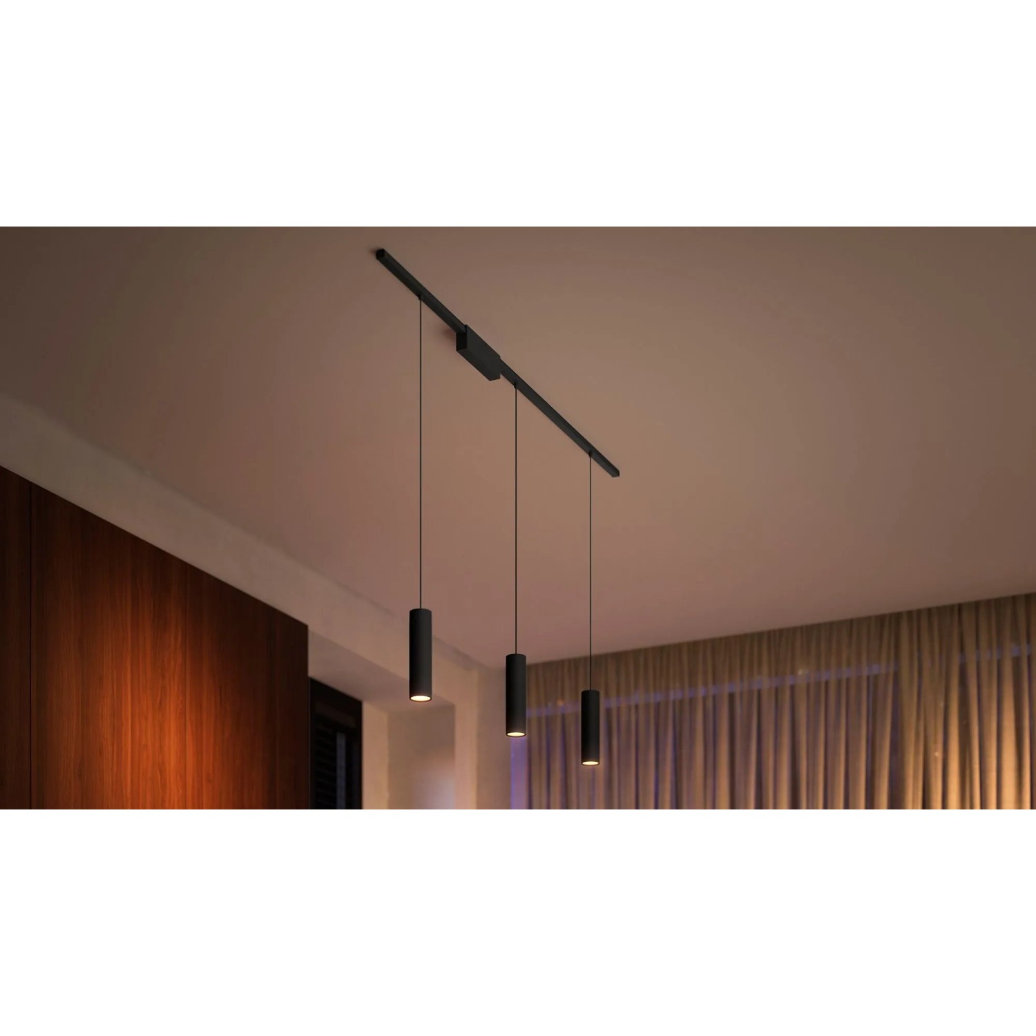 Schwarze Philips Hue Perifo LED-Pendelleuchte, 3-flammig, am Schienensystem.