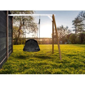 Axi Nestschaukel Roxy, braun-weiße Anbauschaukel am Schaukelgestell im Garten.