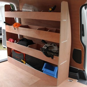 Monstershop VW Caddy Regaleinrichtung aus Holz mit drei Regalen zur Werkzeugaufbewahrung im Fahrzeug.