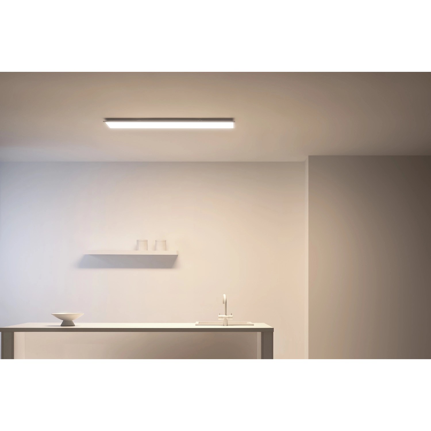 Rechteckiges, weißes WiZ LED-Panel (119,5x29,5cm) an Zimmerdecke.