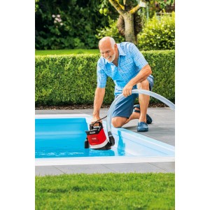 Mann nutzt Al-Ko Twin 11.000 Premium Tauchpumpe, um Pool zu entwässern. Elektro-Pumpe mit Schlauch.