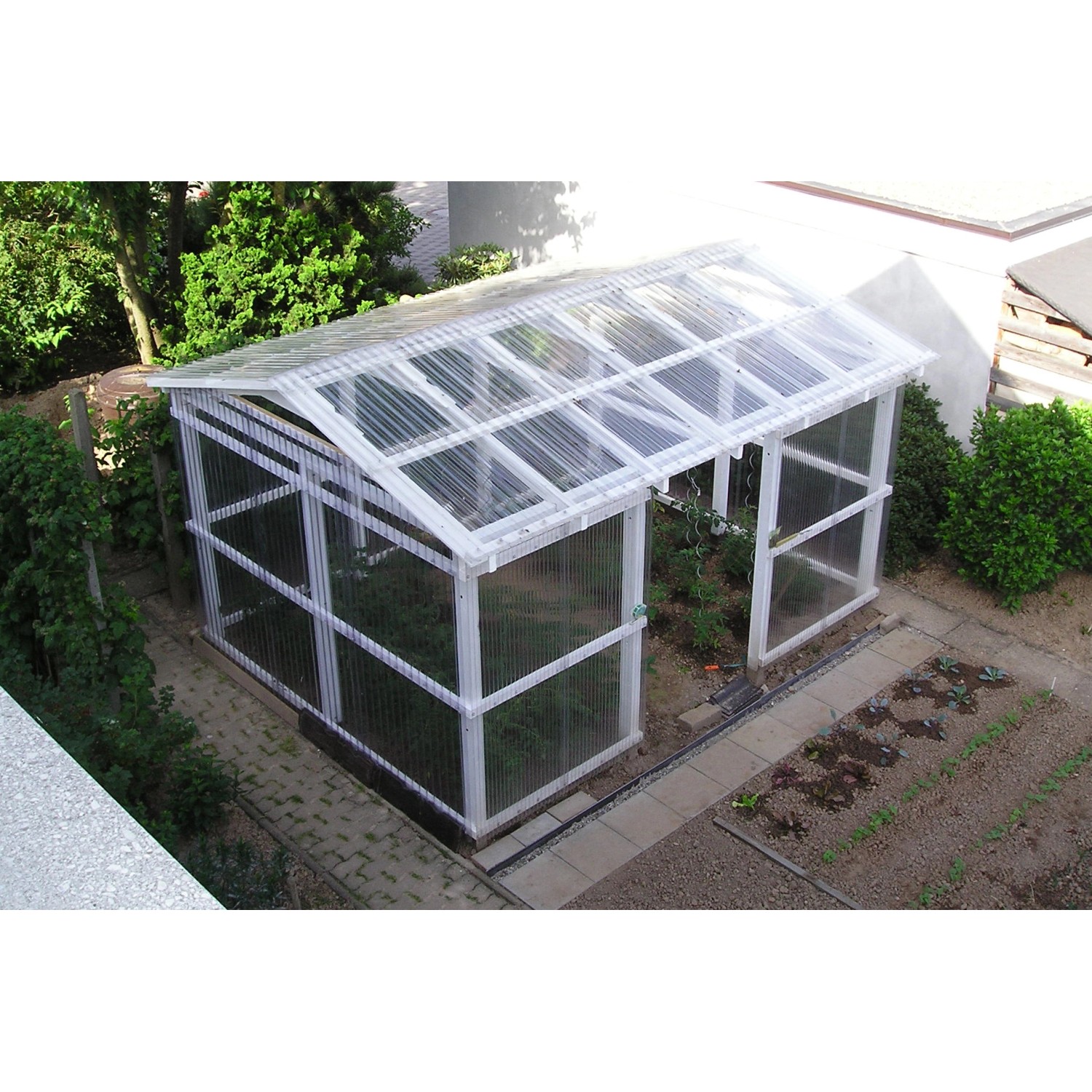 Gewächshaus mit klarer PVC-Profilplatte Sinus 76/18 Kunststoffbedachung.
