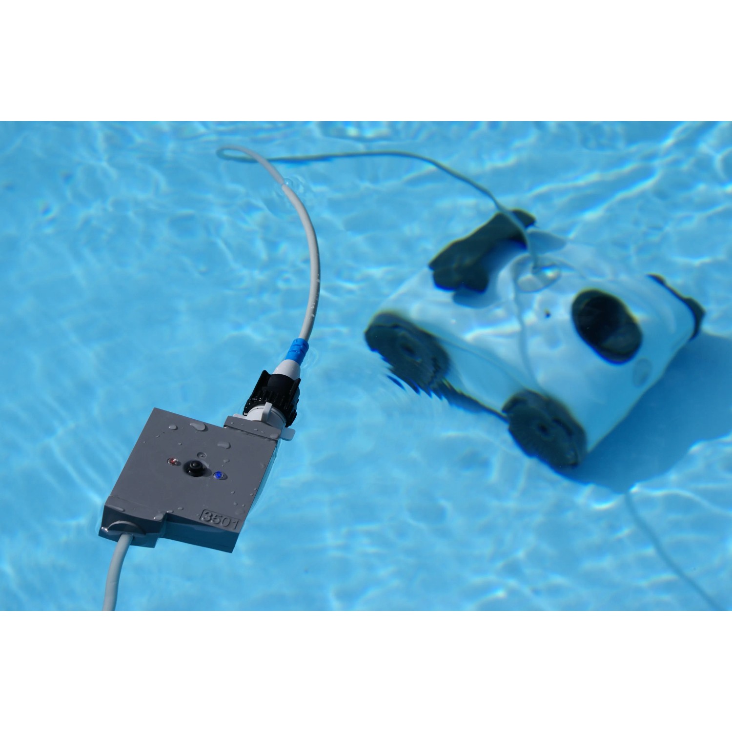 Interline Pool Roboter King Crab 5210 im Wasser, zur Reinigung von Pools bis 7x3,5m.