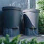 Zwei graue Regentonnen mit Geka Anschluss-Set im Garten. Ideal zur Wassergewinnung.