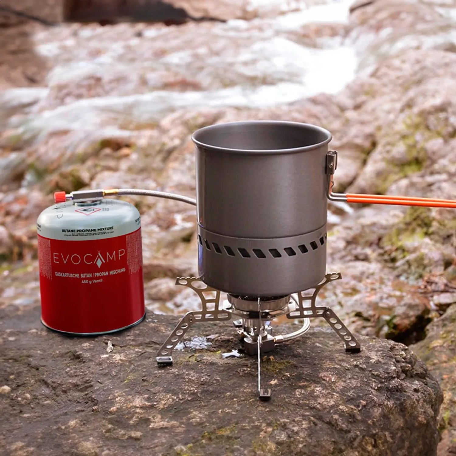 Evocamp Gaskartusche 450g mit Campingkocher und Topf im Outdoor-Einsatz.