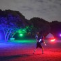 Xtrem Tosy Ultimate Disc LED Blau im Einsatz: Spieler werfen leuchtende Frisbee im Park.