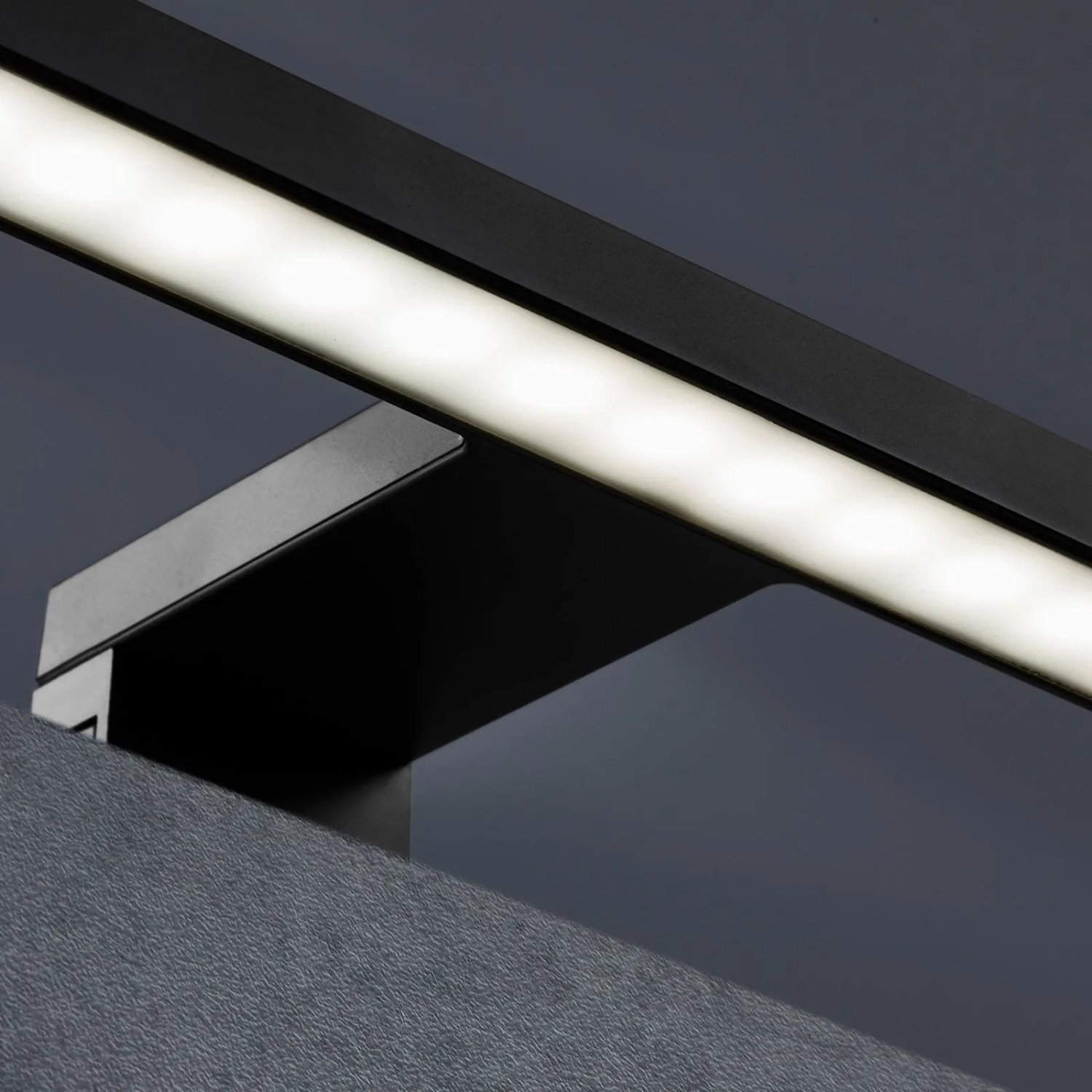 Schwarze SOTECH LED Badleuchte SKY 300mm mit neutralweißem Licht und satinierter Abdeckung, als Spiegelleuchte.