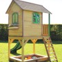 Axi Sarah Spielhaus aus Holz mit grüner Rutsche und Sandkasten im Garten.
