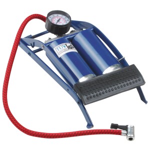 Blaue Doppelzylinder-Fußluftpumpe mit Manometer und rotem Schlauch für Autoreparatur.