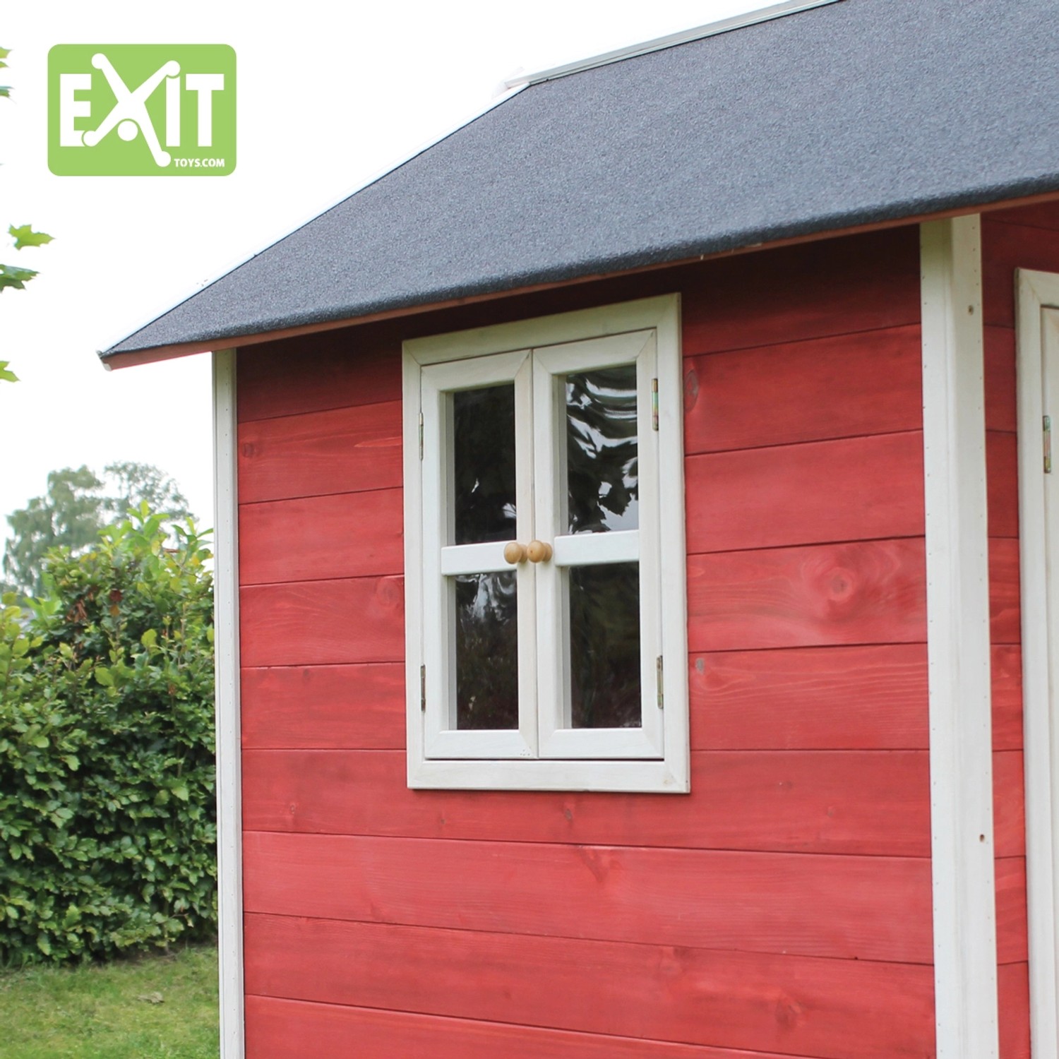 Detailansicht des roten EXIT Loft 300 Holzspielhauses mit Fenster und Dach.