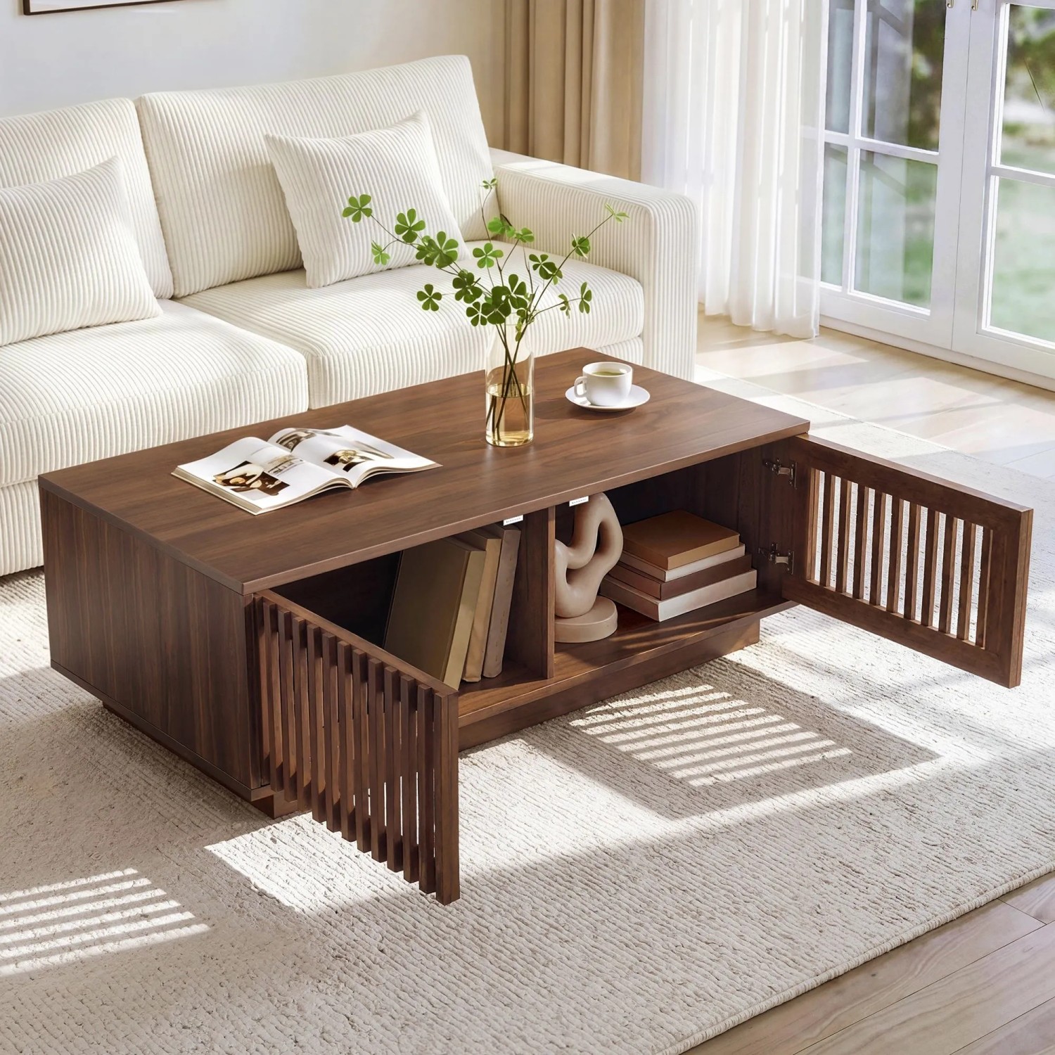 Walnussfarbener Couchtisch 100x50x35cm mit offenen Gittertüren und Stauraum für Bücher im Wohnzimmer.