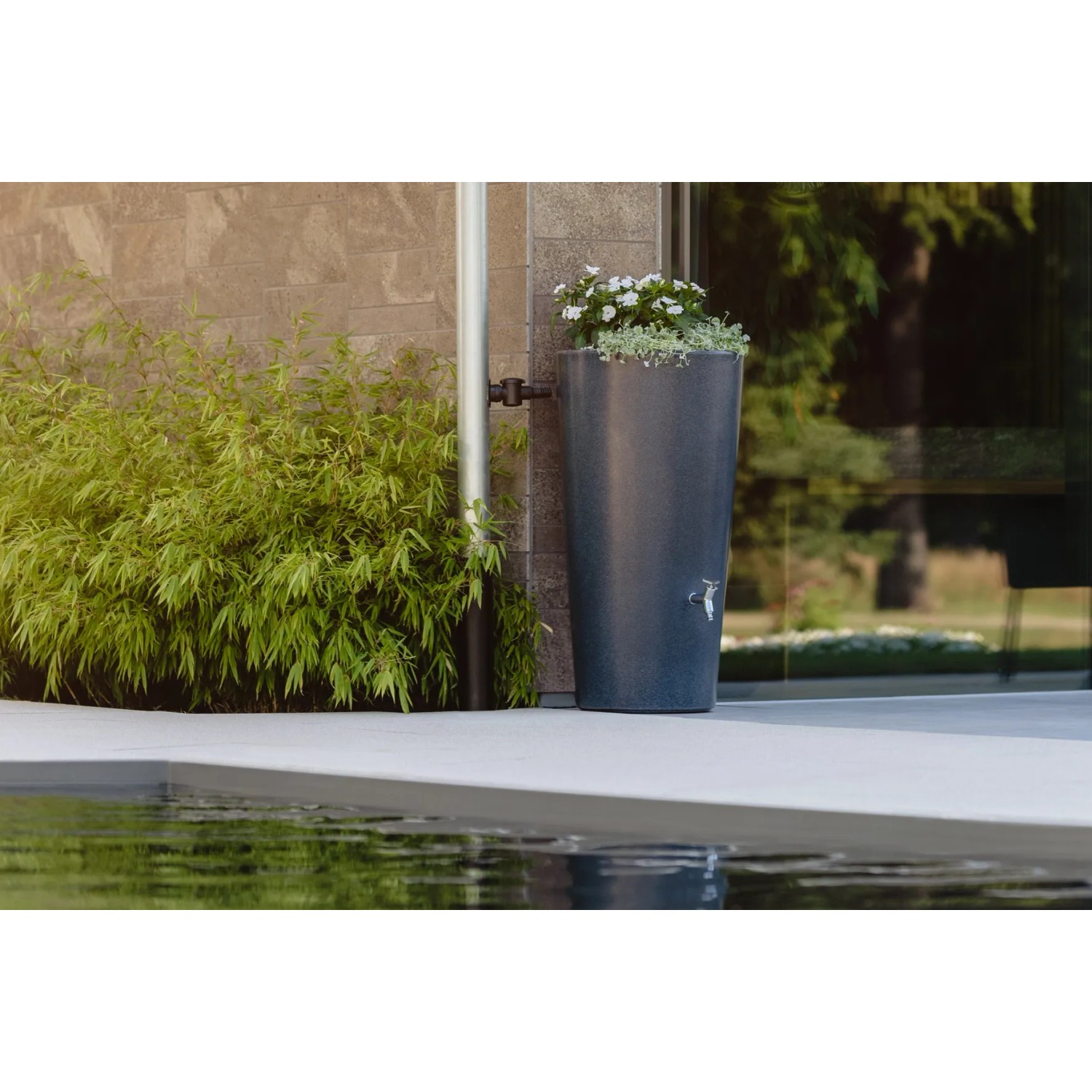 Garantia Regenwasserbehälter Stone 2in1 Lava (210 l) mit Pflanzschale und Wasserhahn.