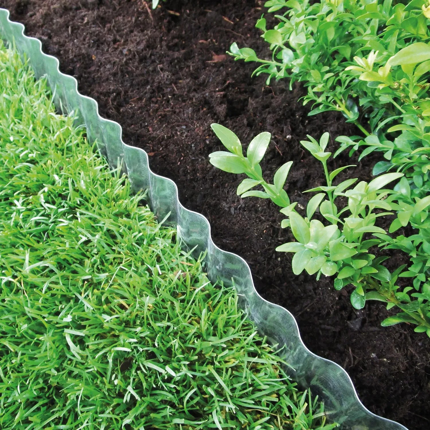 Bellissa Rasenkante Welle, verzinkt, 500 cm. Flexible Beeteinfassung für Garten und Rasen.