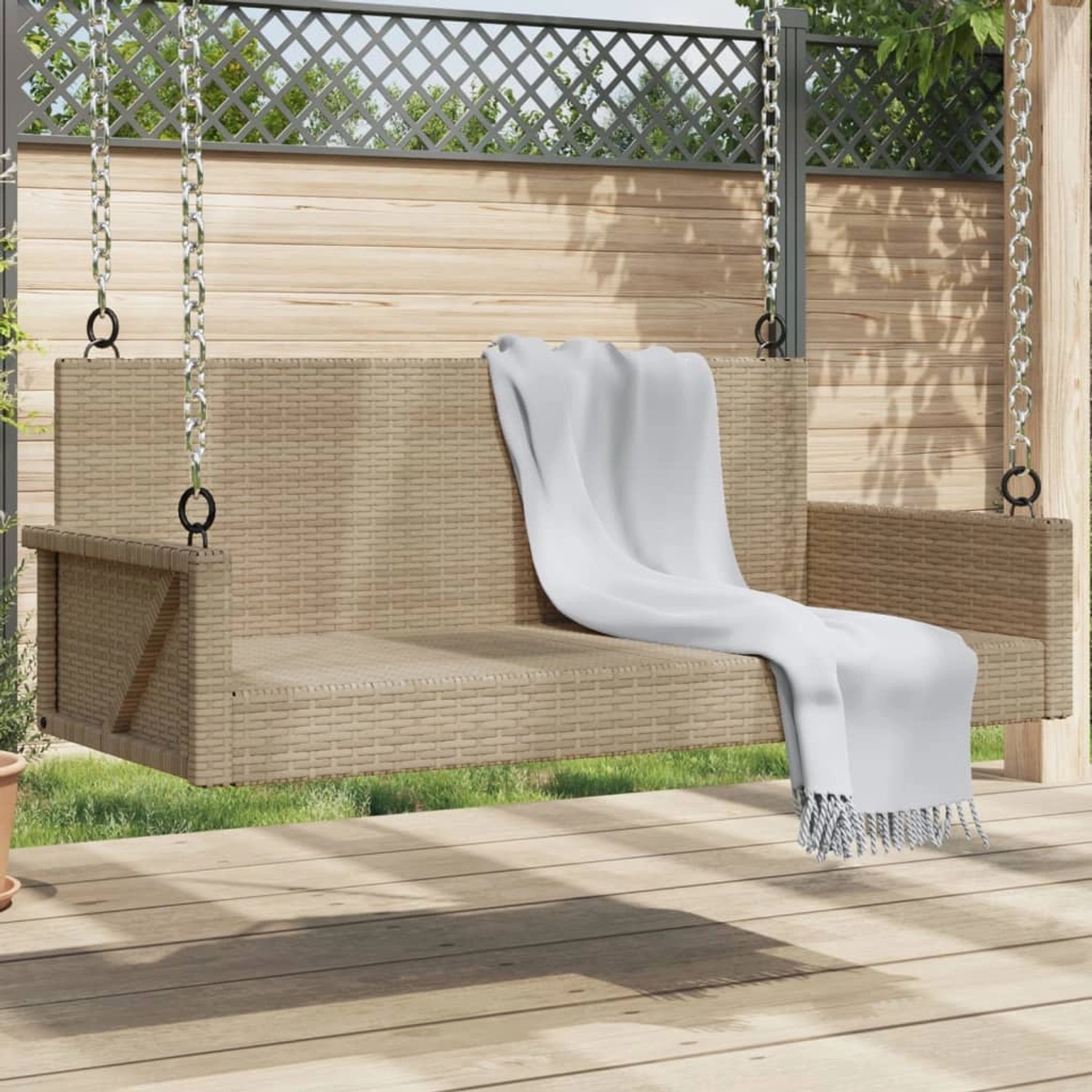 Beige furnicato Hängebank aus Poly Rattan, ideal zum Entspannen im Garten. Schaukelbank mit Kettenaufhängung.