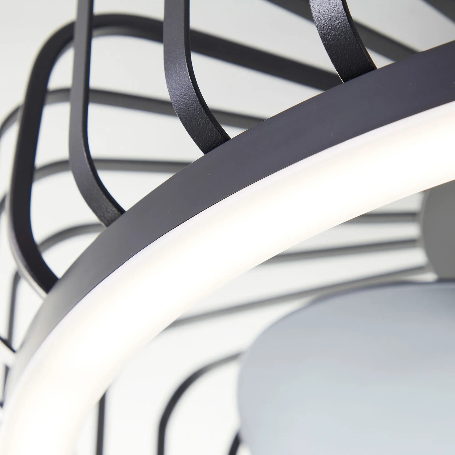 Detailaufnahme: Schwarze LED-Deckenleuchte Capo mit Ventilator, Ø 48 cm.