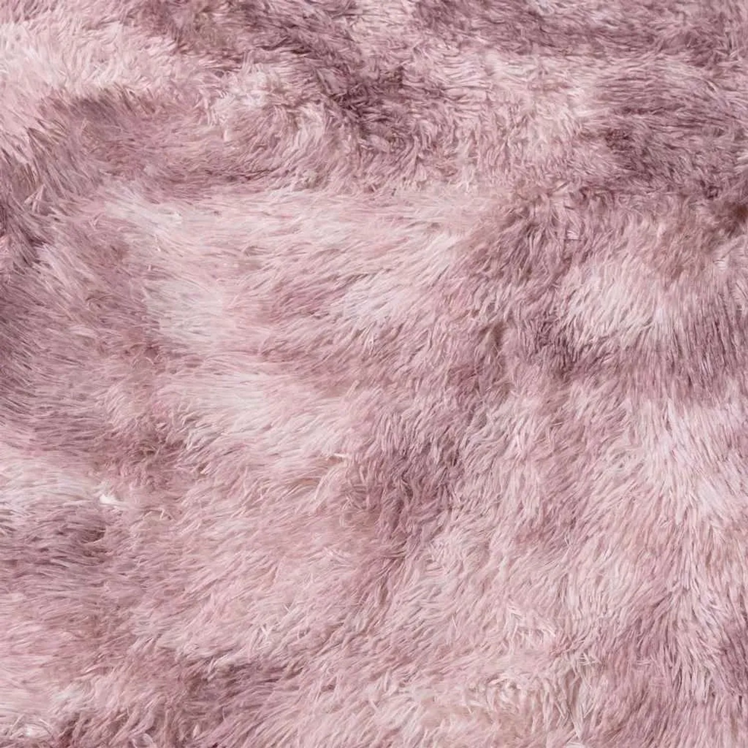 Altrosa Shaggy Hochflorteppich aus Polyester. Nahaufnahme der weichen, flauschigen Textur.