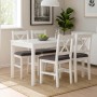 Weißes Esszimmer-Set aus Massivholz im Landhausstil: Tisch und 4 Stühle mit grauem Polster in hellem Raum.