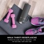 Graue Ninja Thirsti Trinkflasche 530ml mit Hanteln und Sportschuhen auf einer Yogamatte.