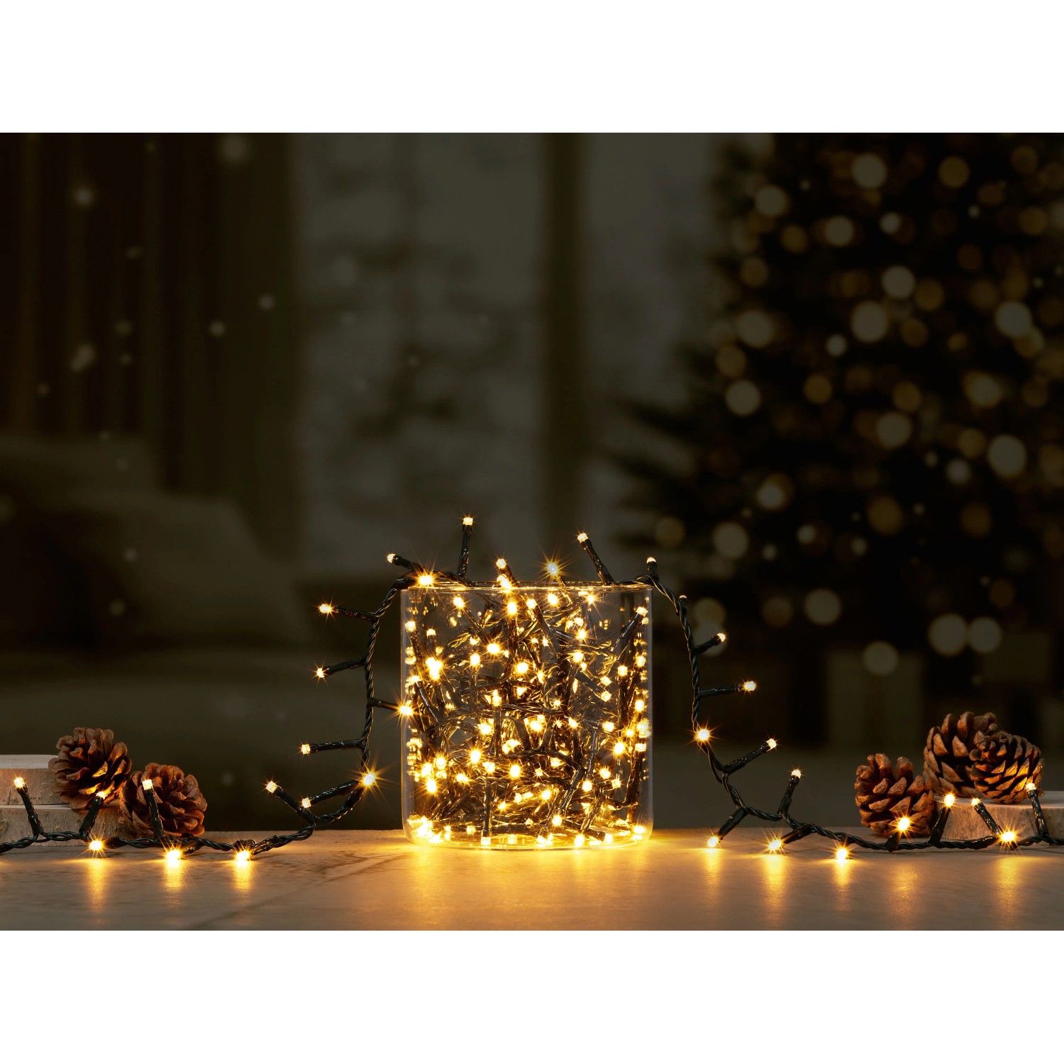 OBI LED Lichterkette 400 Warmweiß LEDs in Glasvase, auf Holz mit Tannenzapfen. Ideal für Terrasse, Garten & Balkon.
