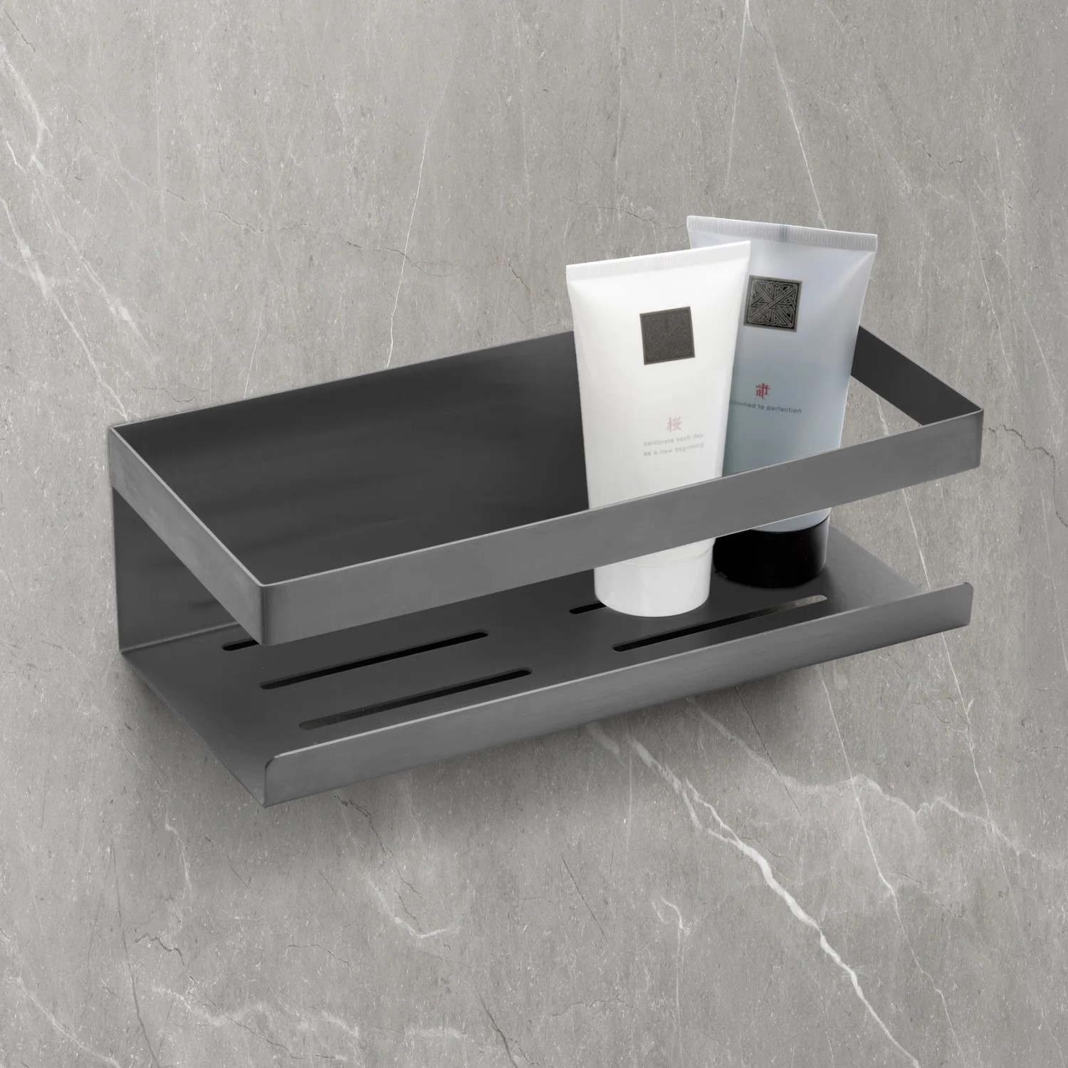 Schöner Wohnen Wandablage Meleto in Gun-Metal Grey mit zwei Pflegeprodukten.
