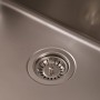 Detailaufnahme: Respekta Einbauspüle Detroit aus Edelstahl mit Abfluss.