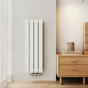Weißer, vertikaler Emke Heizkörper (90x30cm) mit Mittelanschluss an einer Wand.