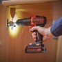 Black+Decker Akku-Schlagbohrschrauber BDCHD18KB beim Schrauben an einem Schrank.