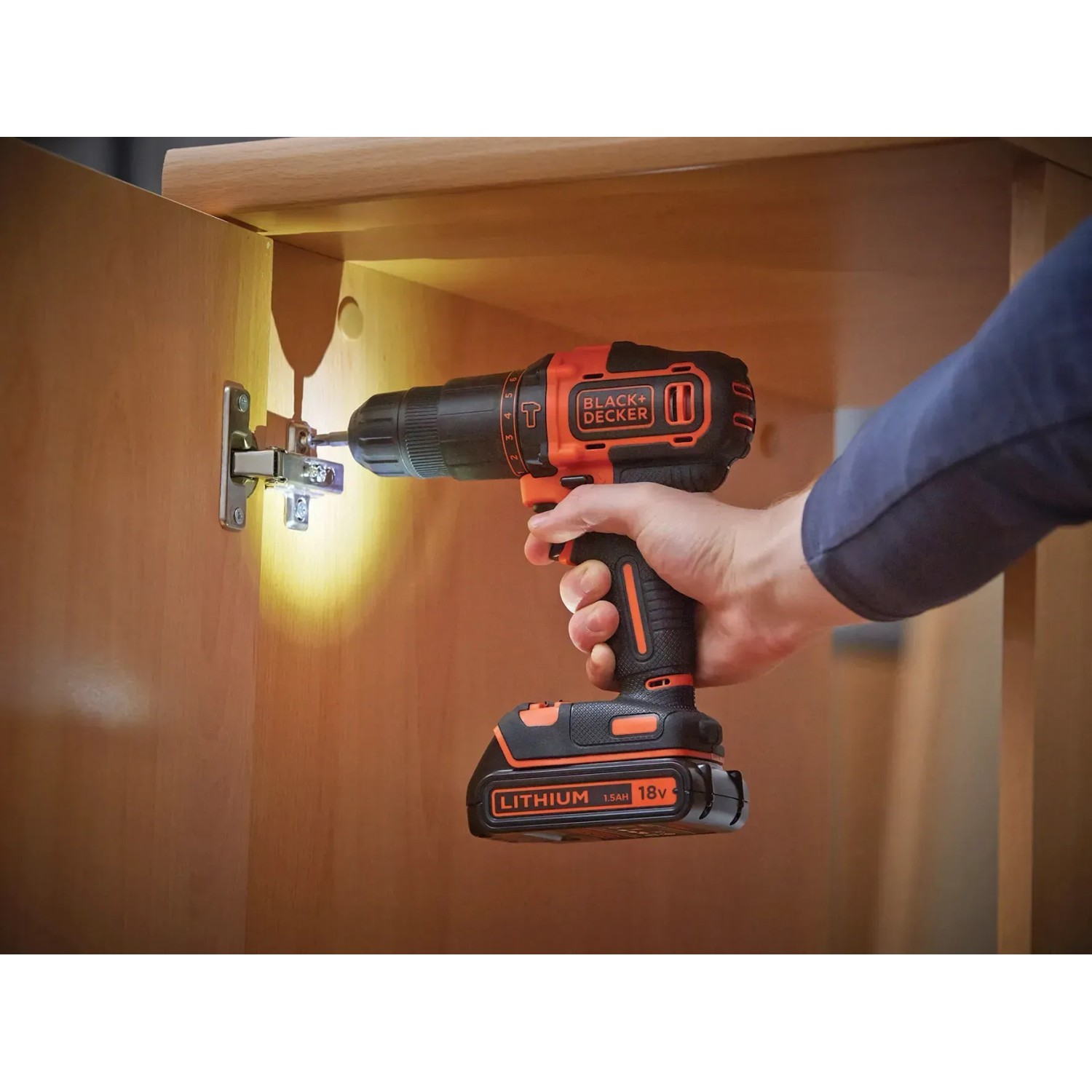 Black+Decker Akku-Schlagbohrschrauber BDCHD18KB beim Schrauben an einem Schrank.