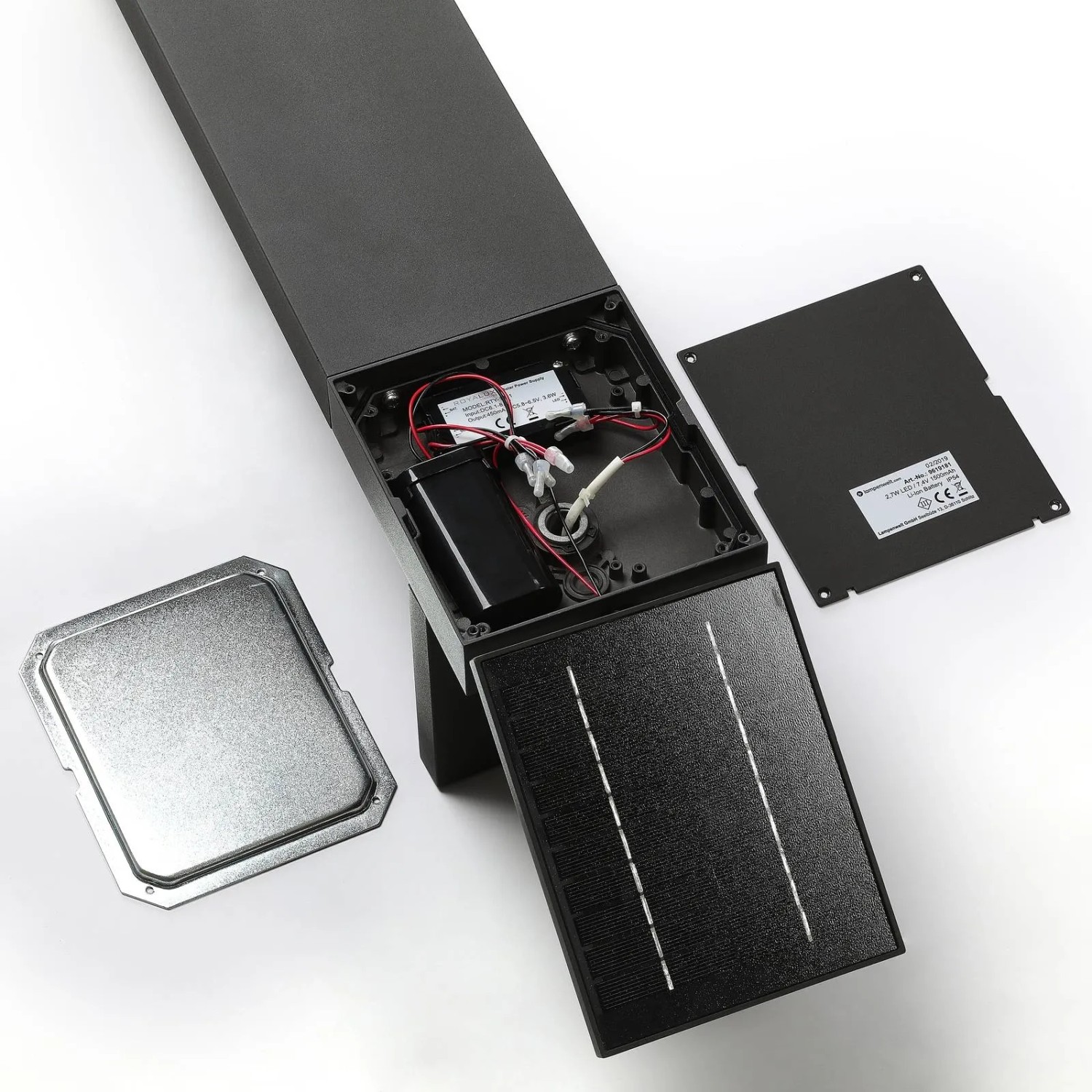 Offene Lucande LED Solarleuchte Silvan mit Einblick in Technik und Solarpanel. Schwarz, Aluminium.