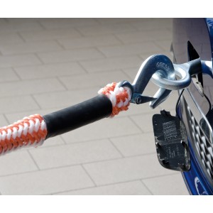 Detailaufnahme: Rot-weißes OBI Abschleppseil (2,5 t) mit Haken an einem Auto befestigt.
