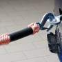 Detailaufnahme: Rot-weißes OBI Abschleppseil (2,5 t) mit Haken an einem Auto befestigt.