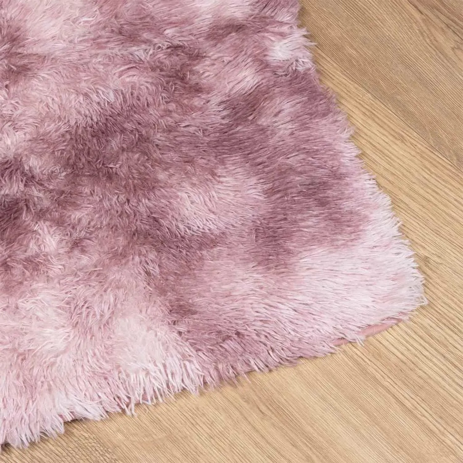 Altrosa Shaggy Hochflorteppich aus Polyester auf Holzfußboden. Weiche Textur, 120x170 cm.