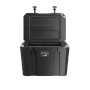 Geöffnete, schwarze Petromax Kühlbox kx50 mit 50 l Volumen für Camping & Outdoor.