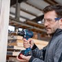 Bosch Professional Akku-Bohrschrauber GSR 18V-90 C beim Bohren in Holz.